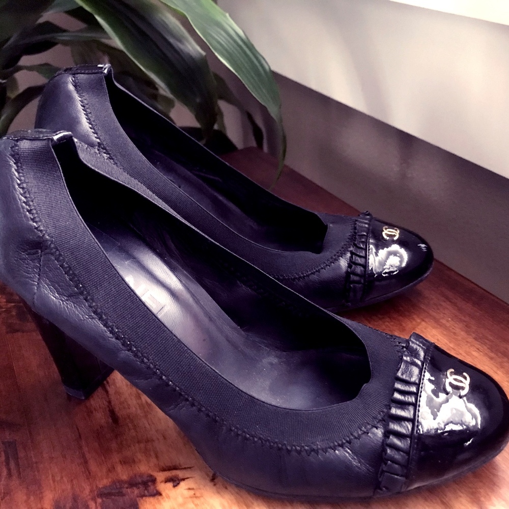 Chanel Black Pump Leather Cap Toe CC logo